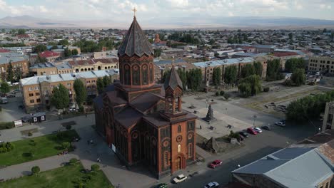 órbitas-Aéreas-De-La-Moderna-Iglesia-Retro-Del-Santo-Salvador-En-Gyumri,-Armenia