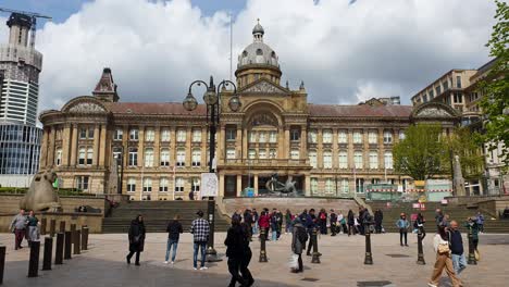 Casa-Del-Consejo-De-Birmingham-Con-Multitudes-Ocupadas-De-Personas-Que-Visitan-La-Popular-Atracción-Turística-En-Victoria-Square-En-Birmingham,-Inglaterra,-Reino-Unido.