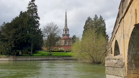 Vista-Panorámica-Del-Río-Támesis,-El-Puente-De-Piedra-Y-La-Iglesia-De-San-Pedro-En-La-Ciudad-De-Wallingford,-Oxfordshire,-Inglaterra,-Reino-Unido.