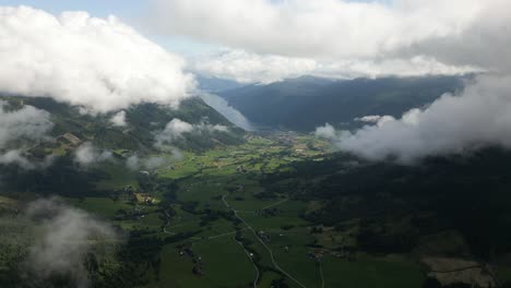 Toma-Frontal-De-Un-Dron-De-Vikøyri-Rodeada-De-Hermosas-Nubes-En-Vik-I-Sogn,-Noruega