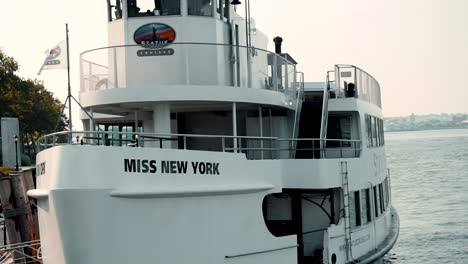 Passagierschiff-Miss-New-York---Statue-Cruises-Ankert-Tagsüber-Im-Hafen-In-Der-Nähe-Von-Liberty-Island-In-New-York-City---Nahaufnahme