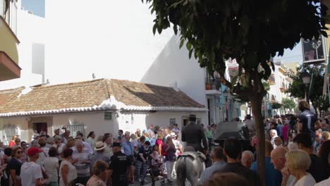 Un-Jinete-Ecuestre-Tradicional-Montando-Su-Caballo-Por-La-Calle-Mientras-En-El-Carnaval-Religioso-Del-Rosario-Fuengirola