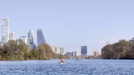 Skyline-Von-Austin-Und-Eine-Person-Beim-Paddeln