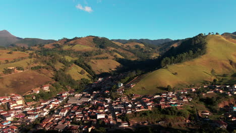 Una-Vista-Aérea-Panorámica-De-Marmelópolis,-Un-Pueblo-Rural-Ubicado-En-Las-Montañas-De-Minas-Gerais,-Brasil