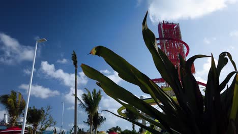 Paradisíaca-Isla-Tropical-Con-Emociones-Y-Diversión-De-Una-Enorme-Torre-De-Toboganes-De-Agua-Contra-El-Cielo-Azul