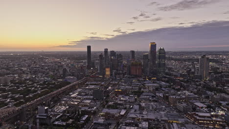 NYC-New-York-Aerial-v357-flyover-East-river-capturing-bridge-roadway-traffic,-skyscrapers-cityscape-of-Long-Island-City-in-Queens-against-dawn-sunrise-sky---Shot-with-Mavic-3-Pro-Cine---September-2023