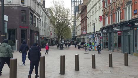 Vista-De-La-Nueva-Calle-Con-Peatones-Caminando-Por-Las-Tiendas-En-El-Centro-De-La-Ciudad-De-Birmingham-En-Midlands,-Inglaterra