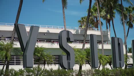 Motion-Video-Downtown-Miami-Bayside-Buchstaben-Nahaufnahme-Schwenk-Tagsüber