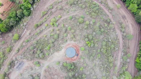 Drone-Mavic-Air-2-Volando-Sobre-La-Colina-En-La-Zona-Desértica-De-La-Sabana-Africana