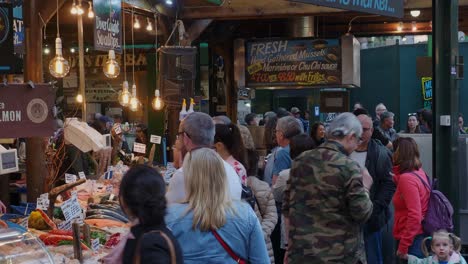 Pescado-Y-Caza-Frescos-A-La-Venta-En-El-London-Borough-Market,-Que-Es-Uno-De-Los-Mercados-De-Alimentos-Más-Grandes-Y-Antiguos-De-Londres.