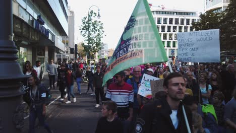 Una-Gran-Multitud-De-Manifestantes,-Desde-Adolescentes-Activistas-De-Los-&quot;viernes-Para-El-Futuro&quot;-Hasta-Personas-Mayores,-Marcharon-Por-Las-Calles-De-Colonia.