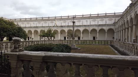 Una-Vista-única-Del-Jardín-En-La-Cartuja-De-San-Martino-En-Nápoles,-Italia-Decoración-De-Tumbas-Con-Calaveras