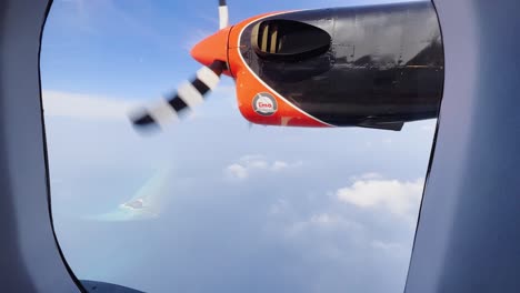 Imágenes-Aéreas-Cautivadoras-Vistas-Desde-El-Hidroavión-De-Tma-De-Una-Escapada-A-Una-Isla-Aislada-En-Las-Maldivas,-Que-Presenta-Impresionantes-Playas-De-Arena-Blanca,-Aguas-Turquesas-Y-Exuberante-Vegetación.