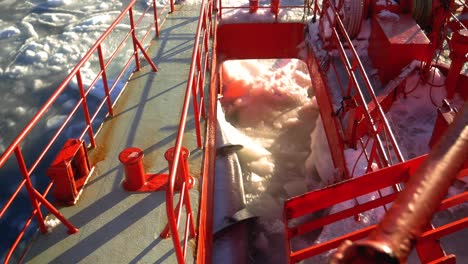 Tornillo-De-Arquímedes-Giratorio-Debajo-De-La-Proa-Delantera-Del-Rompehielos-Garinko-II-A-Lo-Largo-De-Hielo-Marino-A-La-Deriva