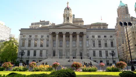 Cadman-Plaza-Brooklyn-Borough-Hall-Vista-En-Frente-Del-Jardín-De-Flores