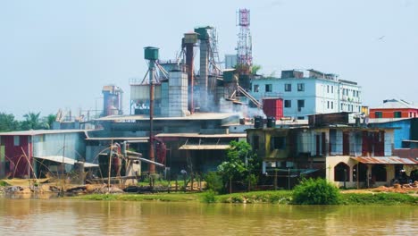 Una-Fábrica-Contamina-El-Agua-Y-El-Aire-En-Bangladesh,-Un-País-Del-Tercer-Mundo