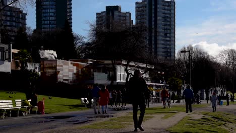 Mehrere-Menschen-Gingen-Während-Der-Covid-19-Pandemie-Auf-Dem-Boulevard-An-Der-English-Bay-In-Vancouver-Spazieren