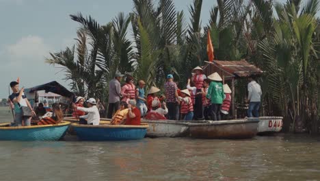 Turistas-Vietnamitas-Bailando-En-Canastos-En-El-Río-Thu-Bon.