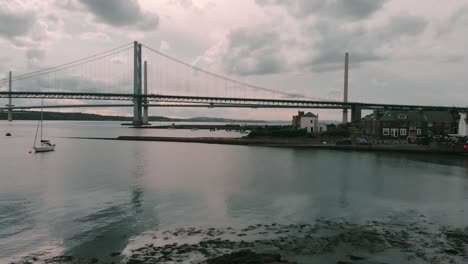 North-Quennsferry-Und-Forth-Bridges---Luftaufnahme-Mit-Einem-Boot