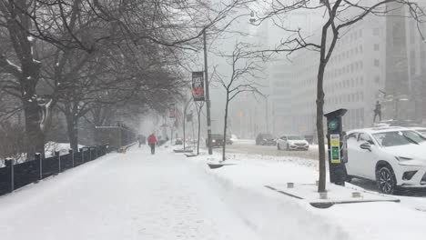 Schneesturm-Bedeckt-Bürgersteig-Der-University-Avenue,-Toronto