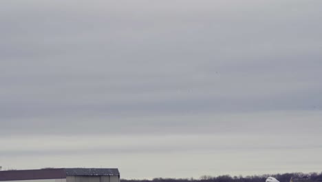 Un-Avión-Despega-En-Una-Tarde-Nublada-En-El-Aeropuerto-Internacional-De-Minneapolis-Saint-Paul.