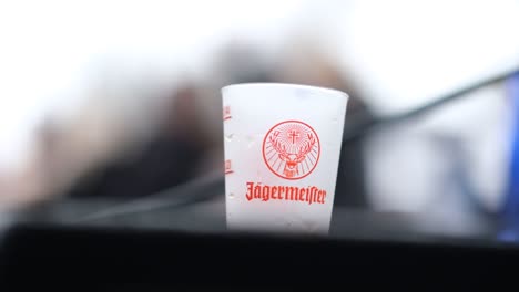 Jägermeister-Aufnahme,-Menschen-Tanzen-Im-Hintergrund