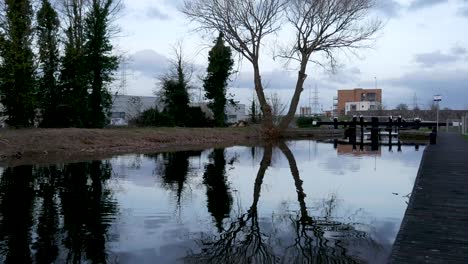 Antigua-Esclusa-De-Agua-Que-Fluye-A-Través-Del-Gran-Canal,-Dublín,-Irlanda