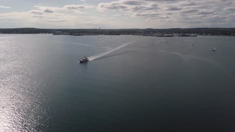 Toma-Aérea-De-Un-Dron-Volando-Sobre-Un-Ferry-Con-Autos-En-El-Puerto-De-Rockland-En-Maine