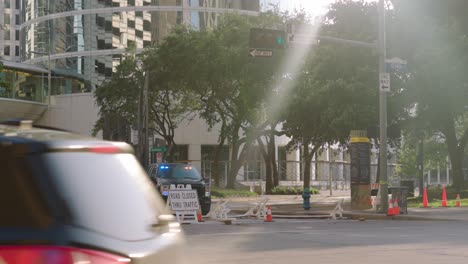 La-Policía-Cierra-La-Carretera-A-Una-Gran-Tormenta-En-El-Centro-De-Houston-Después-De-Que-Los-Edificios-Sufrieran-Daños