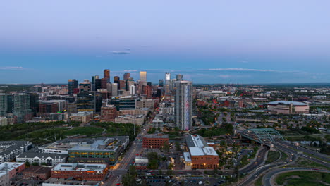 Blue-hour-drone-hyperlapse-from-Elitch-Gardens-toward-Highland,-Denver-skyline