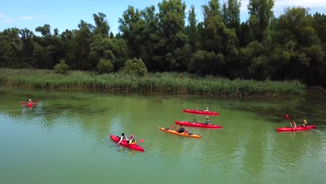 Luftaufnahme-Von-Menschen,-Die-An-Einem-Sonnigen-Tag-Zu-Zweit-Auf-Der-Donau-In-Ungarn-Kajak-Fahren