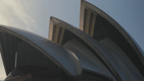 Vista-Cercana-De-La-ópera-De-Sydney-Desde-El-Ferry-En-4k