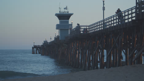 The-Seal-Beach-pier-in-orange-and-blue-light