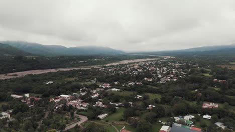 Ein-Panoramablick-Auf-Die-Stadt-La-Caldera-In-Salta,-Argentinien,-Mit-Dem-Caldera-Fluss-Und-Den-Vorandinen-Ausläufern-Im-Hintergrund