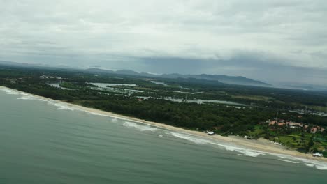 Viele-Bäume-Sind-Hinter-Dem-Strand-Sichtbar