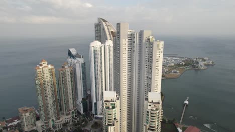 Rascacielos-De-Punta-Pacífica-En-La-Ciudad-De-Panamá-Con-Vista-A-La-Costa-Y-Al-Océano