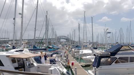 Blick-Auf-Eine-Segelyacht,-Die-Im-Westhaven-Der-Stadt-Auckland,-Neuseeland-Geparkt-Ist