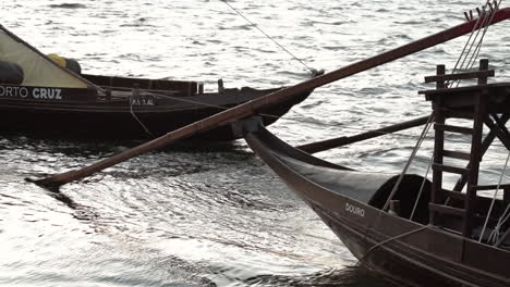 Nahaufnahme-Der-Segelboote-Der-Stadt-Rabelo,-Die-Am-Fluss-Douro-In-Porto-Vor-Anker-Liegen