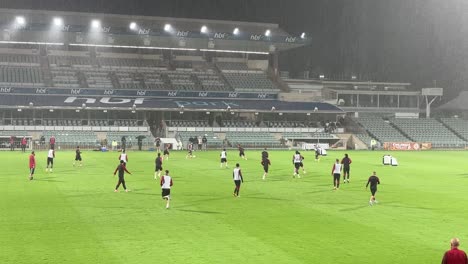 Como-Club-De-Fútbol-De-Roma-Entrenando-A-Medio-Campo-Bajo-La-Lluvia-En-El-Parque-HBF