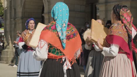 Gruppe-Von-Indigenen-Erwachsenen-Frauen-In-Traditioneller-Tracht-Singen-Und-Spielen-Adufe-Und-Pandeireta-In-Der-Straße-Von-Spanien