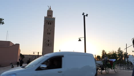 Street-View-Of-Minaret-Tower-Of-Koutoubia-Mosque-At-Sunset-In-Marrakesh,-Morocco