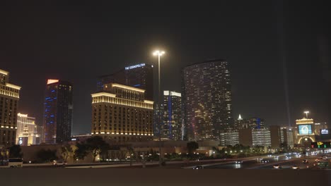 Blick-über-Den-Highway-15-Auf-Die-Hotels-Des-Las-Vegas-Strip-Bei-Nacht-In-Den-USA