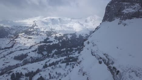 Imágenes-Aéreas-De-Drones-De-Los-Alpes-Suizos-Pasando-Cerca-De-La-Montaña-Y-Mirando-A-Grosse-Scheidegg-En-Grindelwald,-Suiza