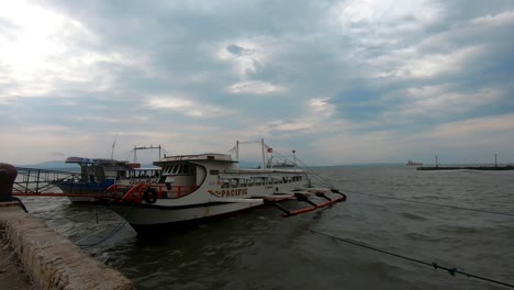 Wasserfahrzeug-Im-örtlichen-Seehafen-Wartet-Auf-Passagiere