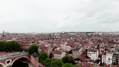 Drohnenansicht-Des-Zentrums-Von-Toulouse,-Frankreich,-Mit-Dicht-Besiedelter-Stadtlandschaft-Mit-Historischen-Gebäuden-Und-Roten-Dächern