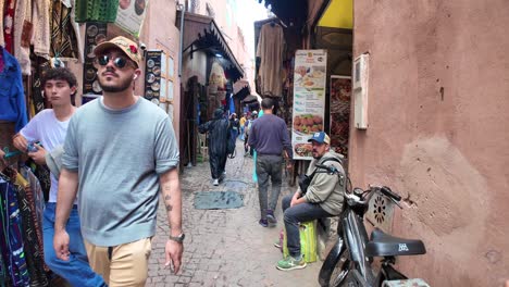 Calle-Estrecha-Del-Mercado-En-La-Medina-De-Marrakech,-Marruecos,-Cerca-De-Jemaa-El-Fna