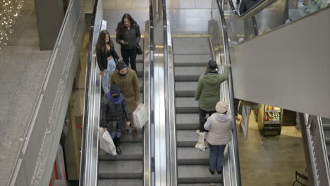 Ein-Mann-Fährt-Eine-Rolltreppe-Hinauf---Weihnachtslichter-Schmücken