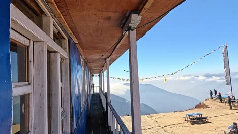 Caminando-Sobre-Un-Azul-En-Un-Balcón,-Albergue-De-Montaña-Con-Increíbles-Vistas-Al-Panorama-Del-Himalaya