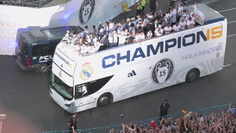 Los-Jugadores-Y-El-Equipo-Del-Real-Madrid-Viajan-En-Un-Autobús-Mientras-Celebran-Haber-Ganado-Su-15º-Trofeo-De-La-Liga-De-Campeones-De-La-UEFA-En-La-Plaza-De-Cibeles,-Con-Miles-De-Aficionados-Para-Presenciar-El-Desfile-Por-El-Título-En-Madrid.