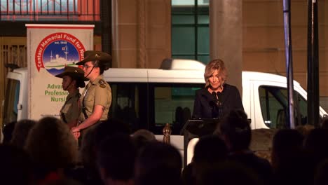 Gastredner-Hält-Eine-Rede-Vor-Den-Teilnehmern-Einer-Mahnwache-Bei-Kerzenlicht-Für-Krankenschwestern-Am-Vorabend-Des-Anzac-Day-Auf-Dem-Anzac-Square,-Die-Vom-Centaur-Memorial-Fund-Organisiert-Wird